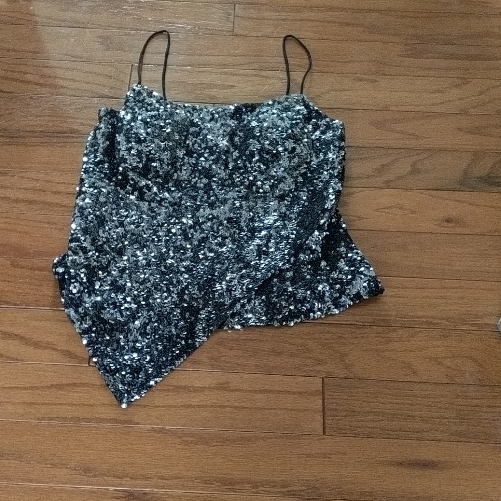 Cache sequin top